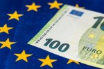 100 Euro Schein auf EU Flagge